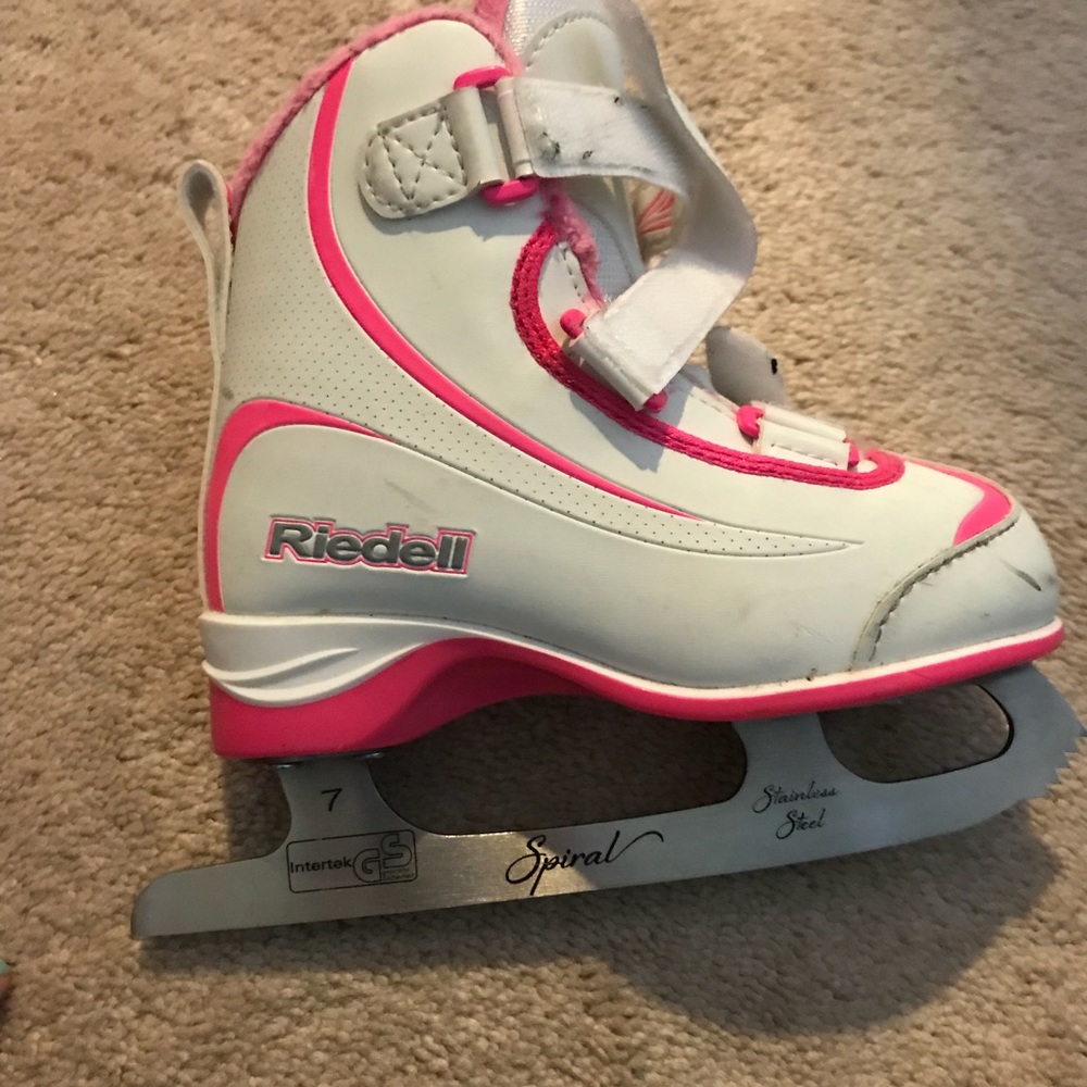 Preowned pair of youth size 10 iceskates